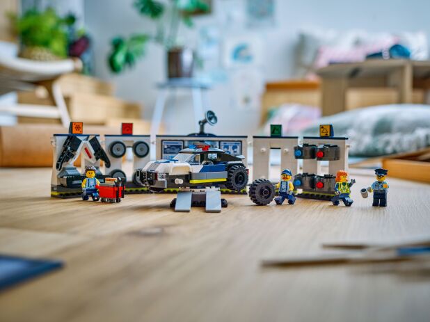 LEGO City Custom Police Car Garage (60457) (8)