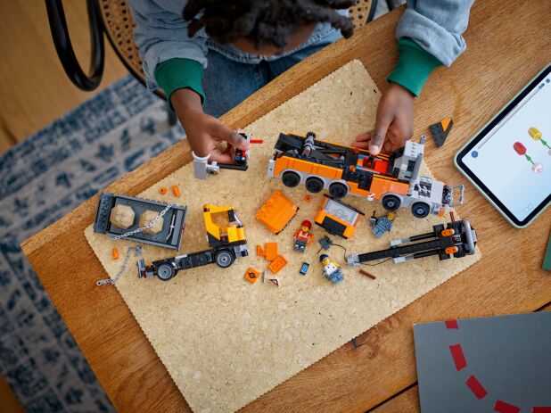 LEGO City Heavy-Duty Recovery Tow Truck With Crane (60467) (8)