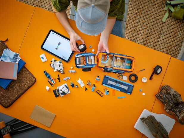 LEGO City Arctic Explorer Science Lab Truck (60471) (7)