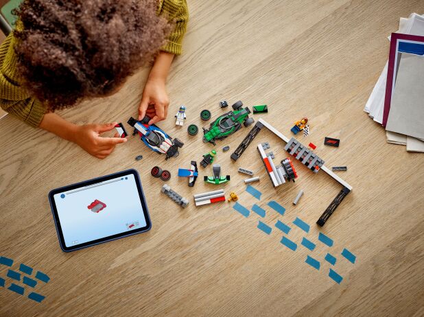 LEGO City F1 Grid With VCARB & Sauber Race Cars (60474) (4)