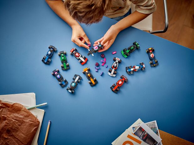 LEGO Minifigures F1 Collectible Race Cars (71049) (8)