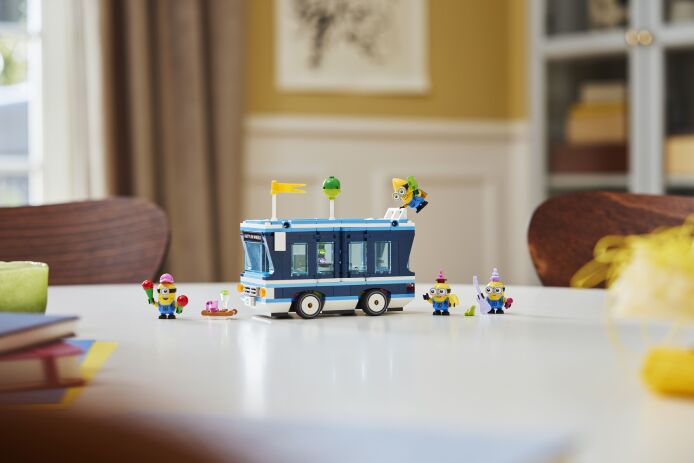 LEGO Minions Music Party Bus (75581) (9)
