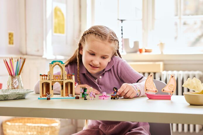 LEGO Wicked Glinda, Elphaba & Nessarose At Shiz University (75681) (7)