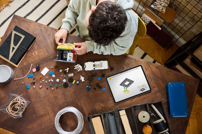 LEGO Super Heroes Spider-Verse: Miles Morales vs. The Spot (76311) (5)