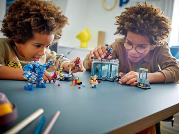 LEGO Super Heroes Iron Man's Laboratory: Hall Of Armor (76315) (9)