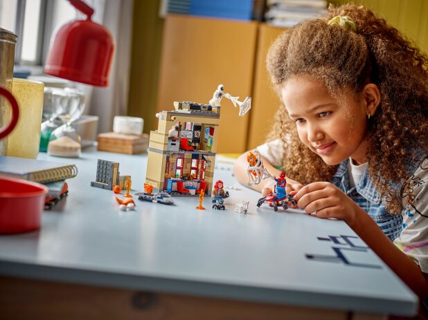 LEGO Super Heroes Peter Parker's Apartment (76317) (9)