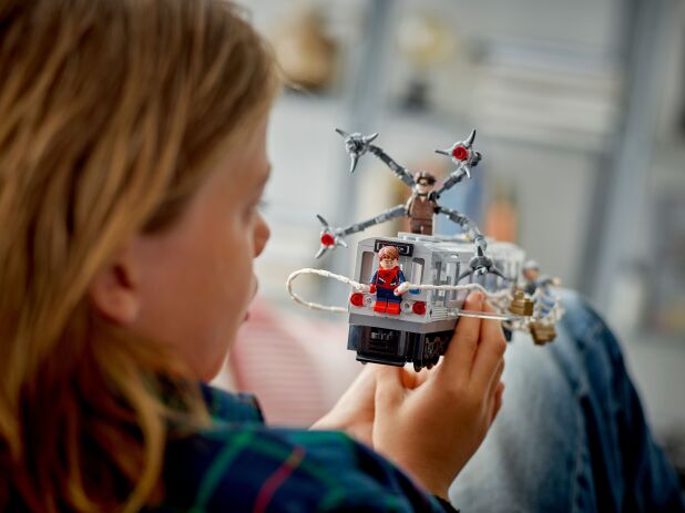 LEGO Super Heroes Spider-Man vs. Doc Ock Subway Train Scene (76321) (7)