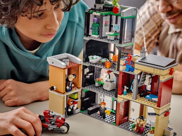 LEGO Super Heroes Spiderman vs. Oscorp (76324) (10)