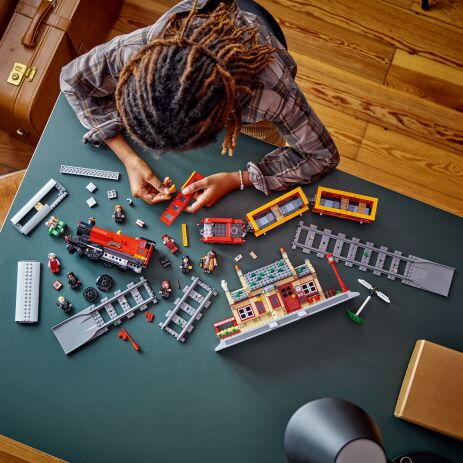 LEGO Harry Potter Hogwarts Express &  Hogsmeade Station (76423) (8)