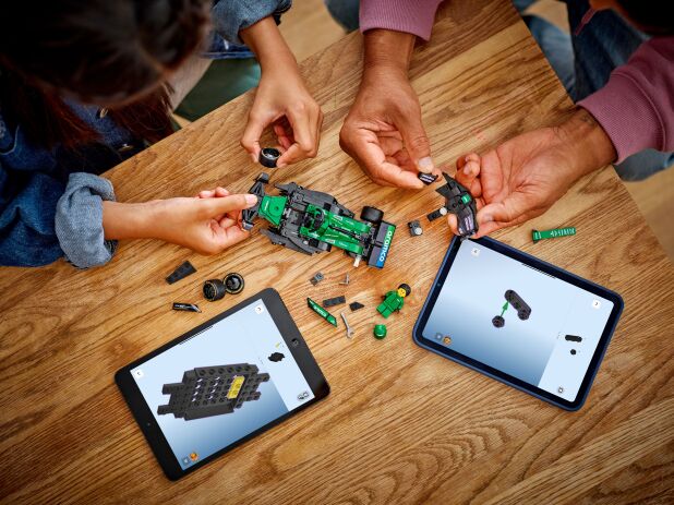 LEGO Speed Champions Aston Martin Aramco F1 AMR24 Race Car (77245) (4)