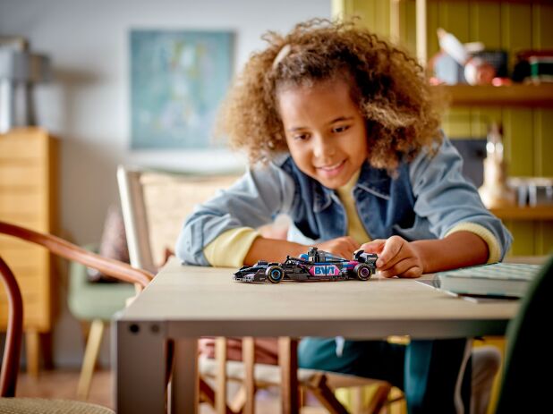 LEGO Speed Champions BWT Alpine F1 Team A524 Race Car (77248) (5)