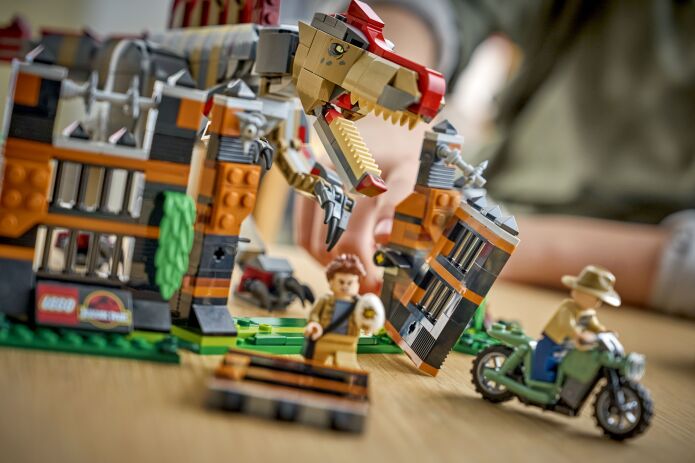 LEGO® Jurassic World Spinosaurus Dinosaur Escape (77982) (6)