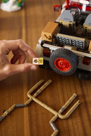 LEGO® Jurassic World Jurassic Jeep Wrangler (77984) (8)