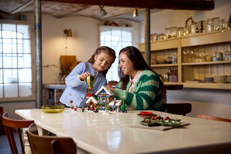 LEGO Icons Santa's Post Office (10339) (10)