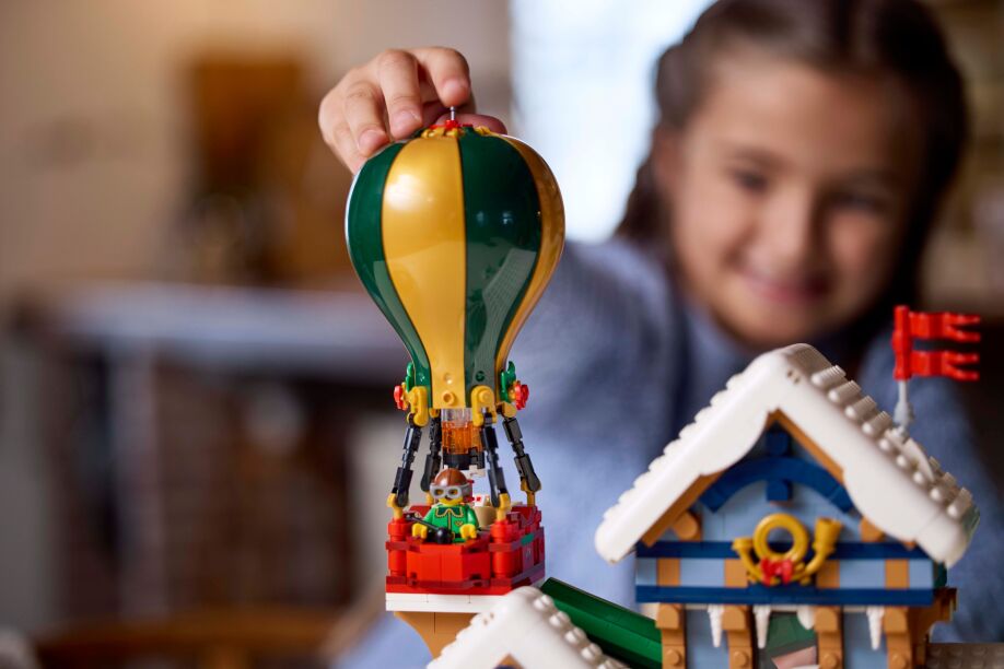 LEGO Icons Santa's Post Office (10339) (9)