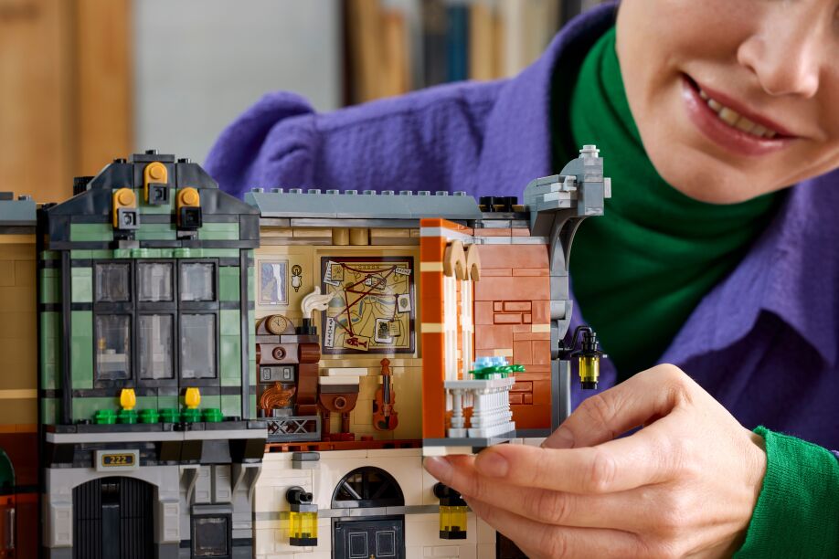 LEGO Icons Sherlock Holmes: Book Nook (10351) (9)