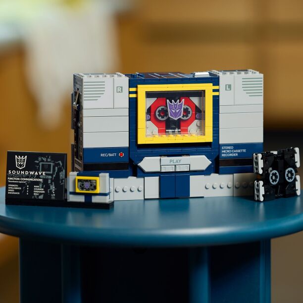 LEGO Icons Transformers Soundwave (10358) (4)