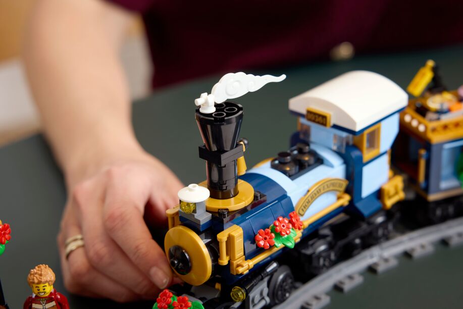 LEGO Icons Holiday Express Train (10361) (12)