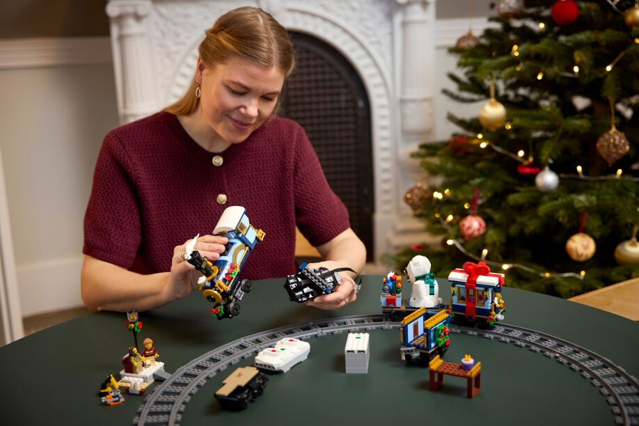 LEGO Icons Holiday Express Train (10361) (9)