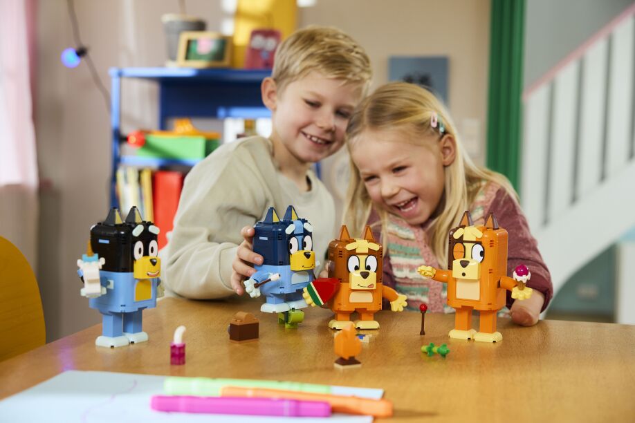 LEGO® Bluey Brick-Built Bluey Family (11217) (6)