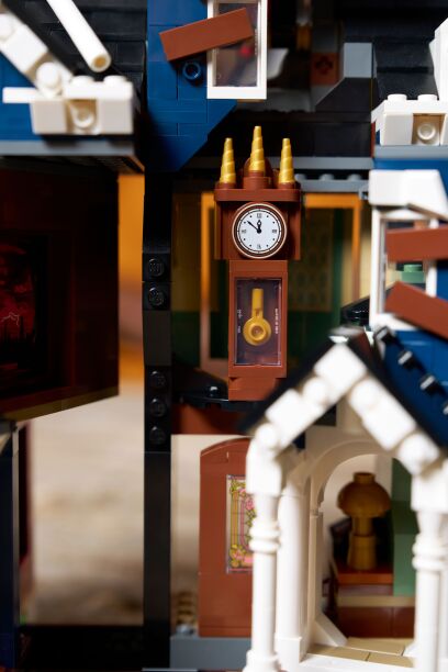 LEGO Icons Stranger Things: The Creel House (11370) (5)