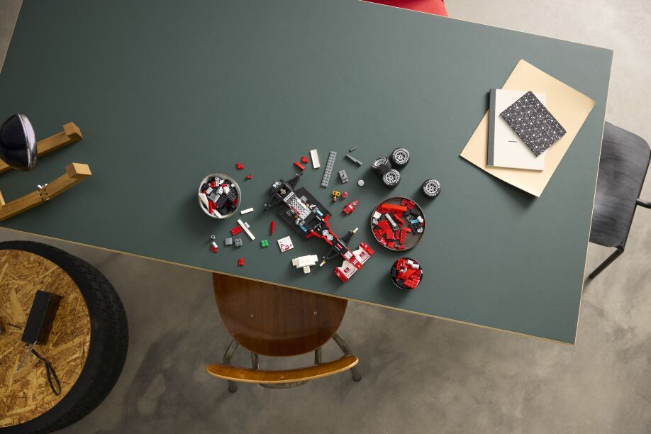 LEGO Icons Ferrari F2004 & Michael Schumacher (11375) (6)