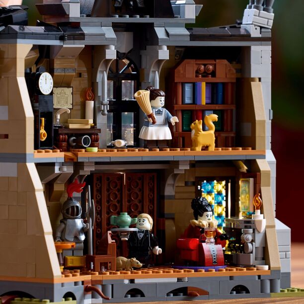 LEGO® Icons Mayor Manor (11383) (3)