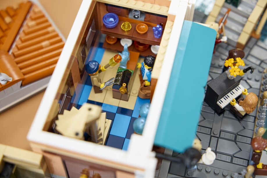 LEGO® Icons Venetian Neighborhood (11388) (10)