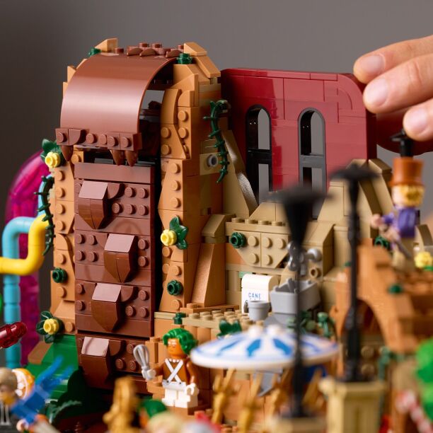 LEGO Ideas Willy Wonka Chocolate Factory (21360) (2)