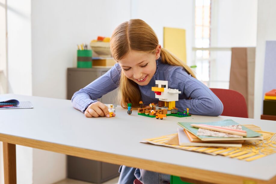 LEGO Minecraft Chicken Farm (21585) (9)