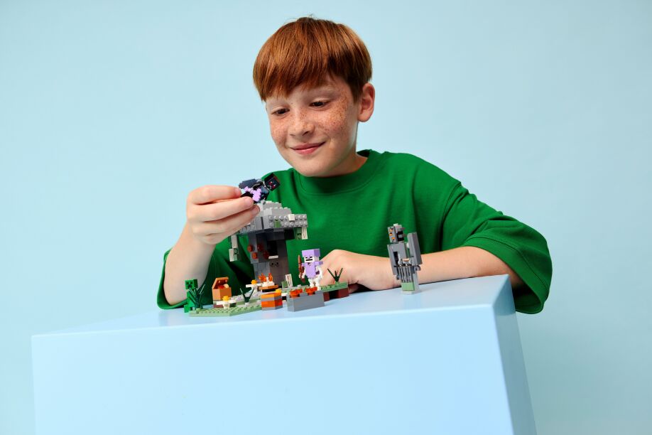 LEGO Minecraft The Pale Garden (21586) (12)