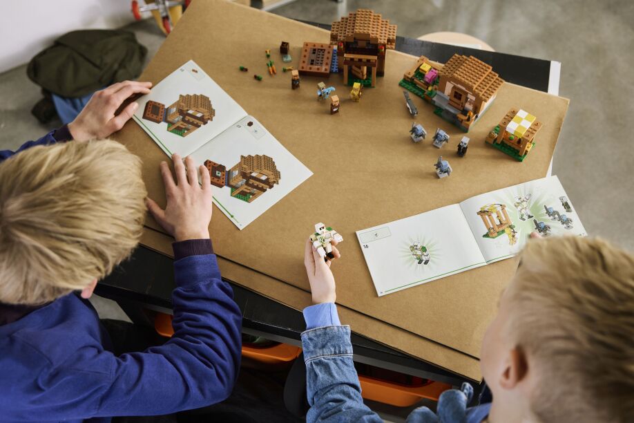 LEGO® Minecraft Evoker Village Attack (21596) (6)