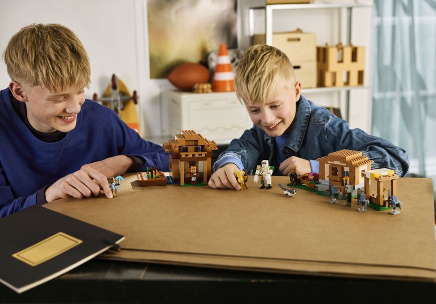 LEGO® Minecraft Evoker Village Attack (21596) (7)