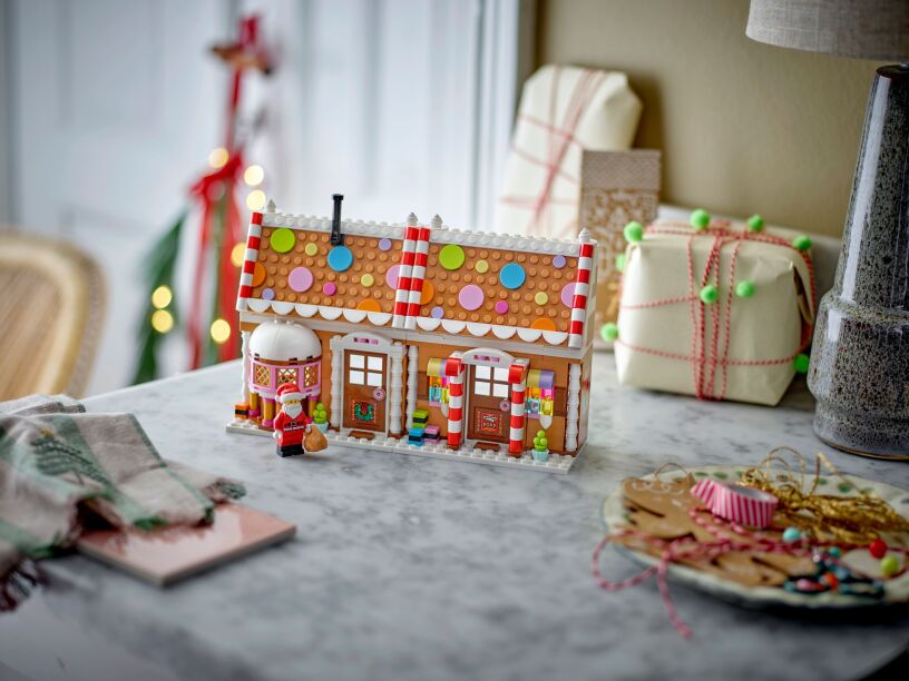 LEGO Festive Gingerbread House (40809) (5)