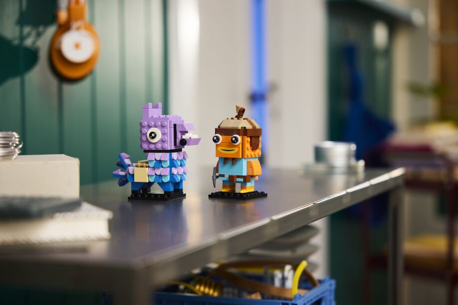 LEGO Brickheadz Fortnine Supply Llama & Fishstick Figures (40881) (3)