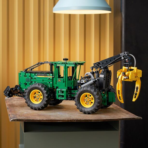 LEGO Technic John Deere 948L-II Skidder (42157) (7)