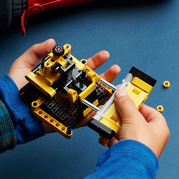 LEGO Technic Heavy Duty Bulldozer (42163) (3)