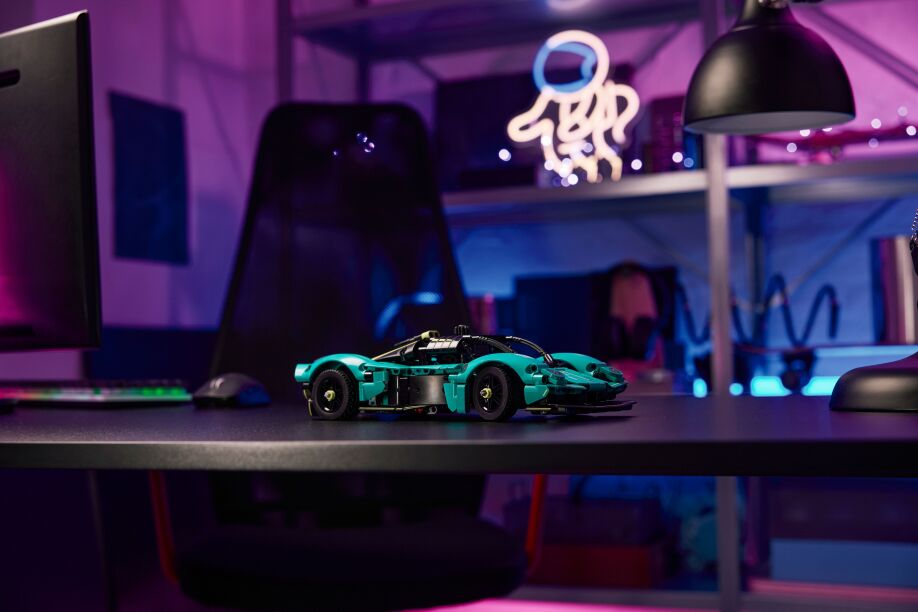 LEGO Technic Aston Martin Valkyrie (42208) (10)