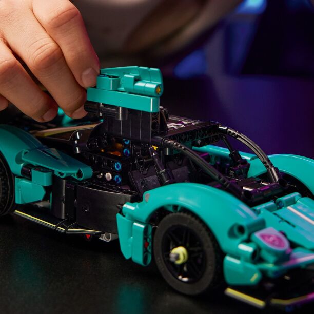 LEGO Technic Aston Martin Valkyrie (42208) (4)