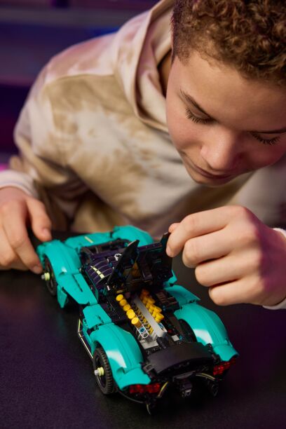 LEGO Technic Aston Martin Valkyrie (42208) (6)