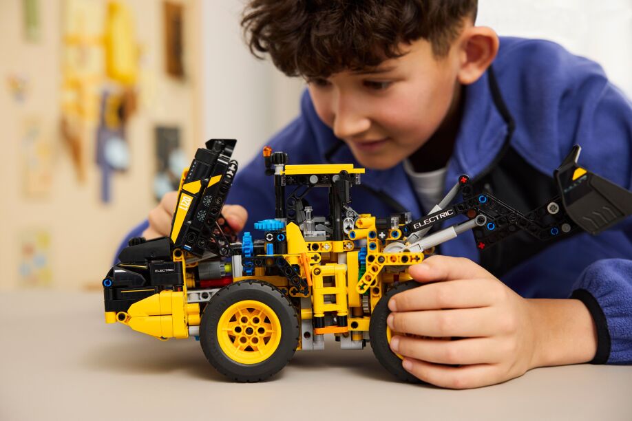 LEGO Technic Volvo L120 Electric Wheel Loader (42209) (7)