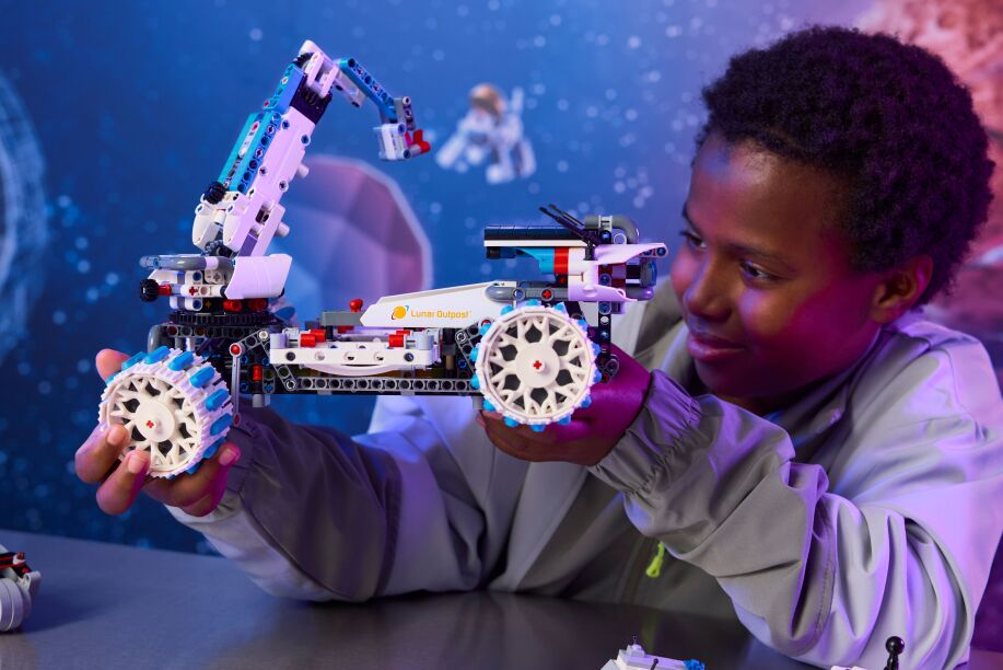 LEGO Technic Lunar Outpost Moon Rover Space Vehicle (42211) (6)
