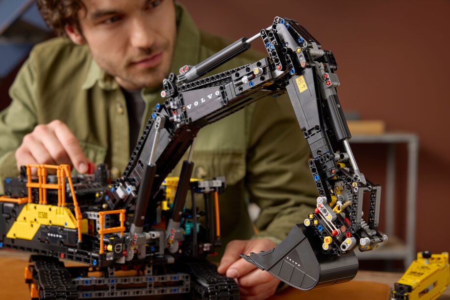 LEGO Technic Volvo EC500 Hybrid Excavator (42215) (10)