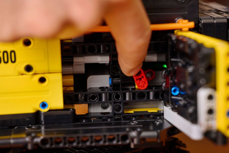LEGO Technic Volvo EC500 Hybrid Excavator (42215) (8)