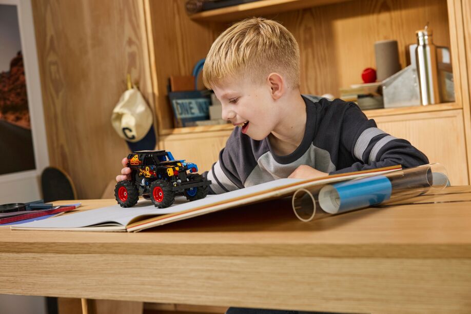 LEGO Technic Monster Jam Grave Digger Fire And Ice (42219) (5)