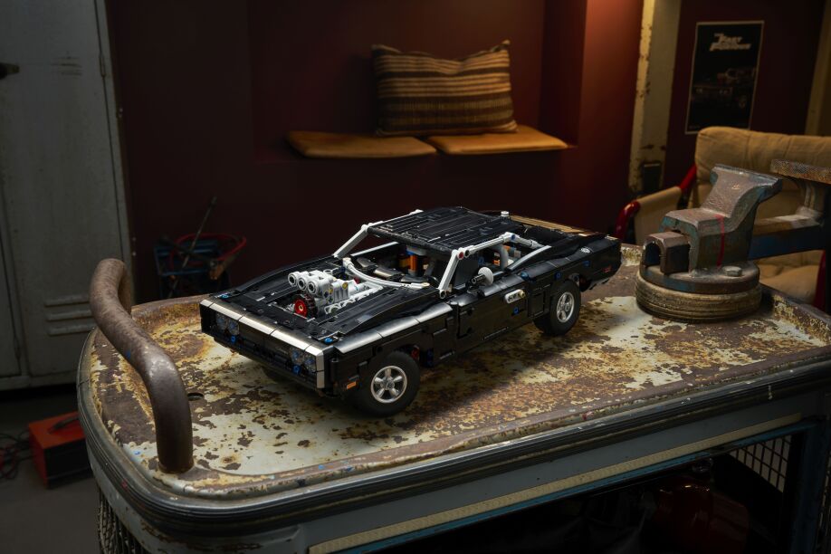 LEGO® Technic Fast & Furious Dodge Charger R/T Car (42231) (14)