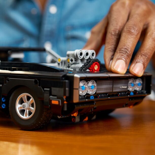 LEGO® Technic Fast & Furious Dodge Charger R/T Car (42231) (3)