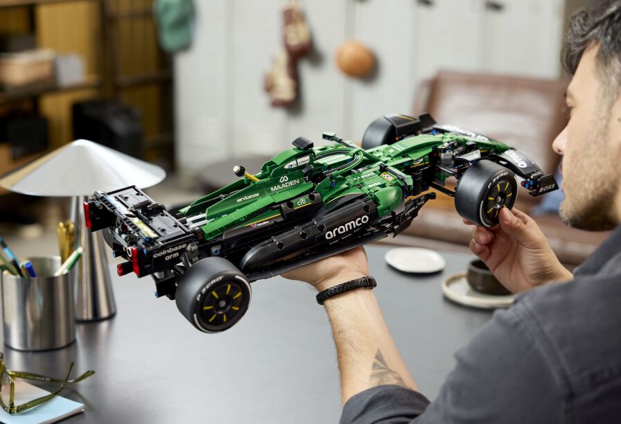 LEGO® Technic Aston Martin Aramco AMR25 F1 Car (42240) (10)
