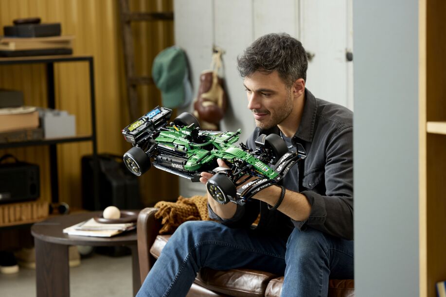 LEGO® Technic Aston Martin Aramco AMR25 F1 Car (42240) (12)