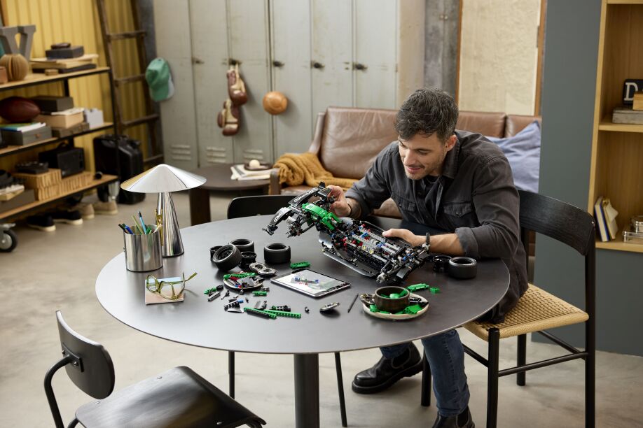 LEGO® Technic Aston Martin Aramco AMR25 F1 Car (42240) (6)